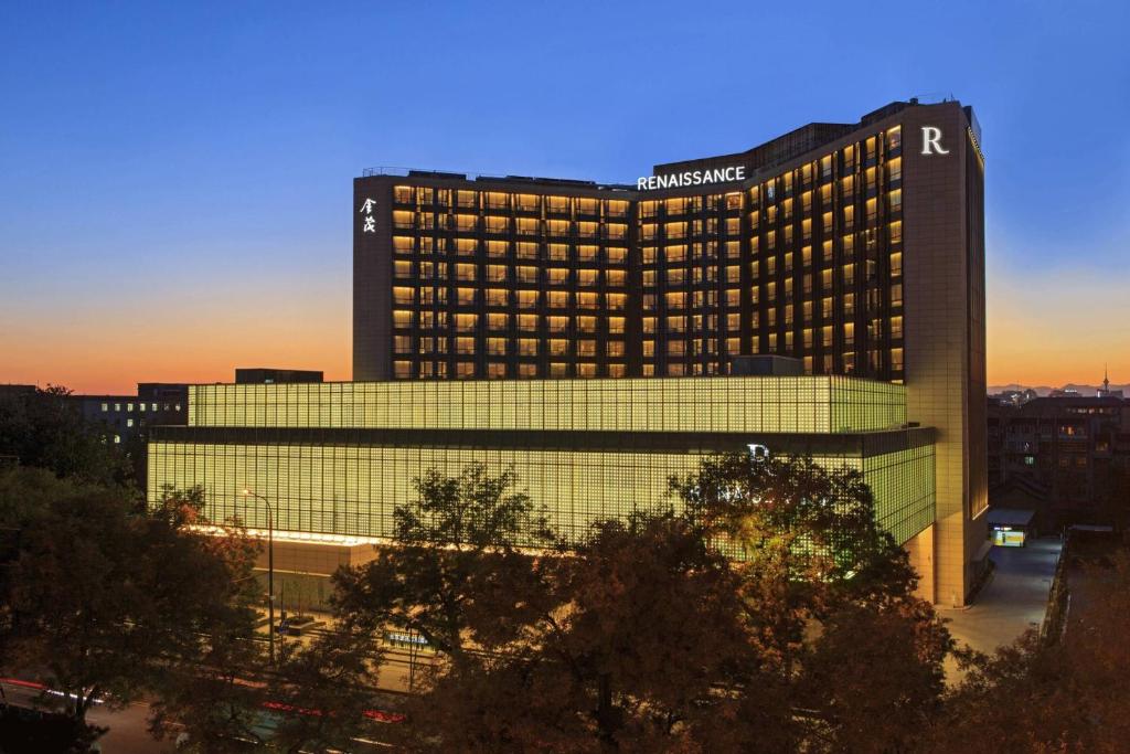 un grand bâtiment avec un panneau sur son côté dans l'établissement Renaissance Beijing Wangfujing Hotel, à Pékin