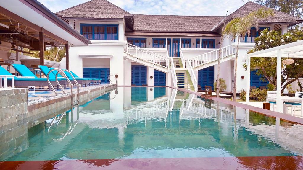 una piscina di fronte a una casa di The Trawangan Resort a Gili Trawangan