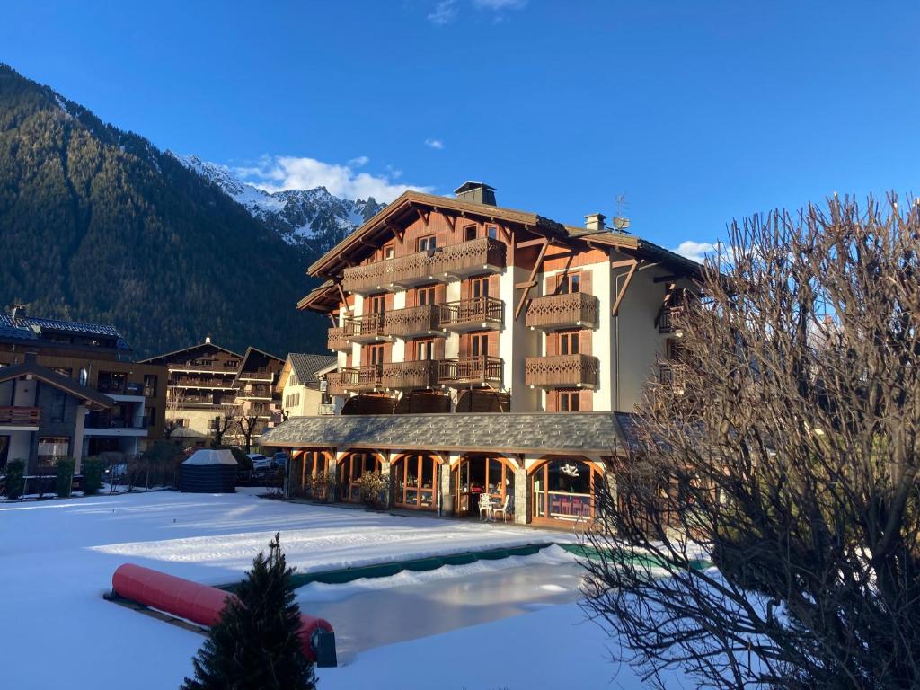 un hotel in montagna con neve sul terreno di Oustalet a Chamonix-Mont-Blanc