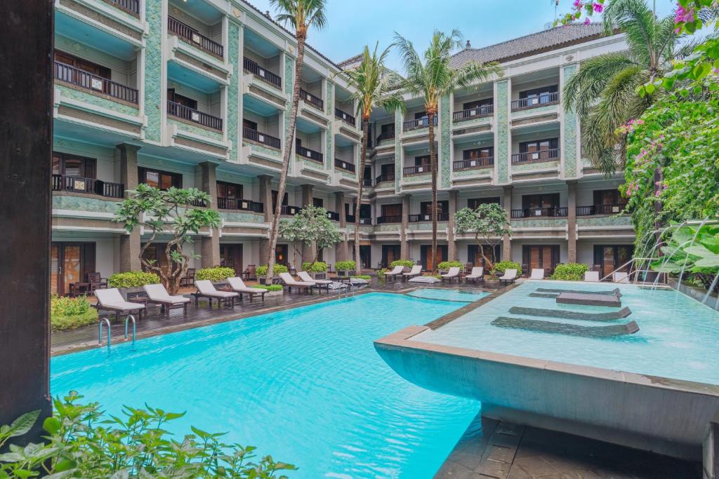 una vista exterior de un hotel con una gran piscina en The Vira Bali Boutique Hotel & Suite, en Kuta