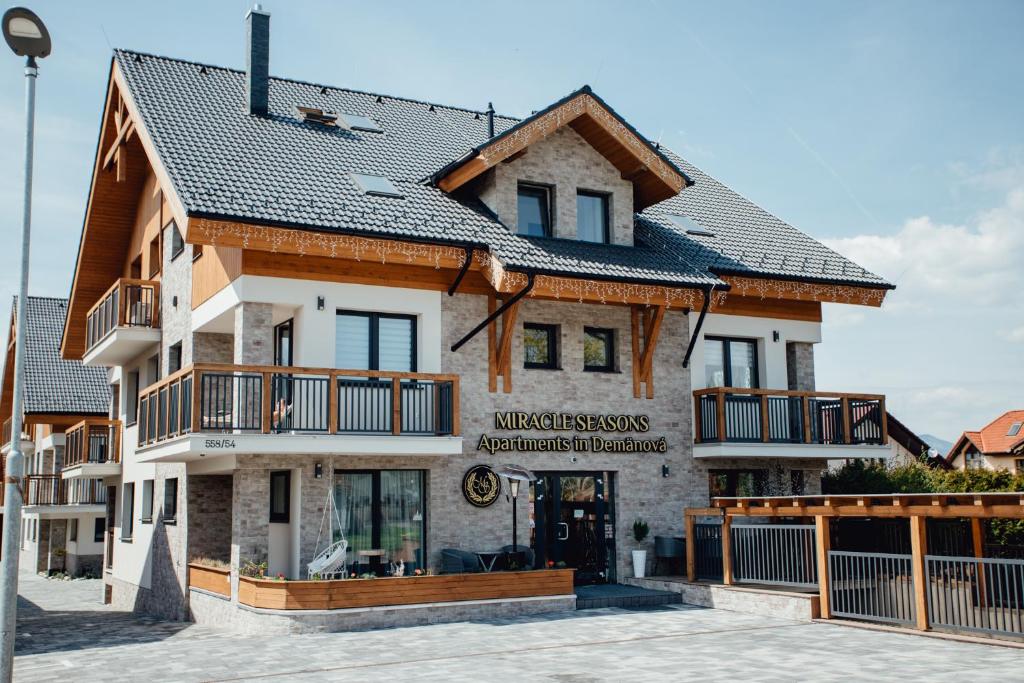 budynek z znakiem, który czyta architekturę obserwatoriów dzikiej przyrody w obiekcie Miracle Seasons w Liptowskim Mikulaszu