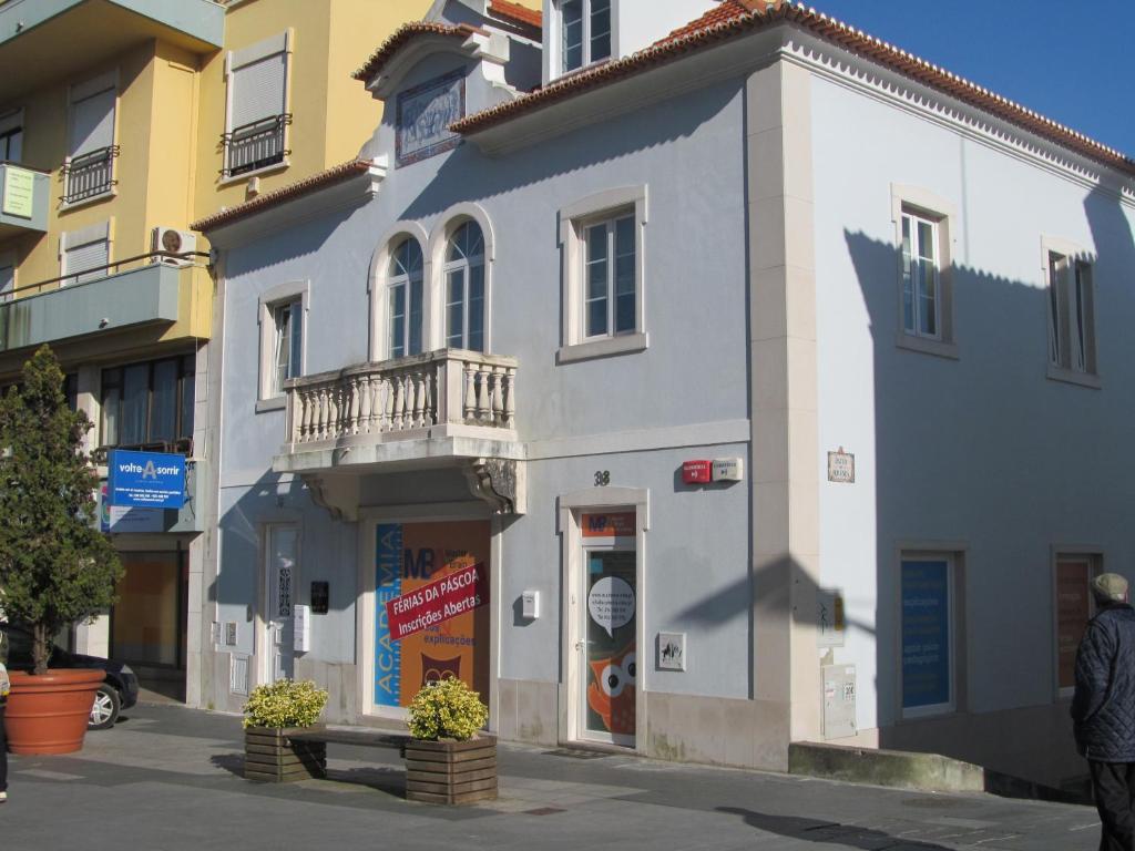 - un bâtiment bleu et blanc dans une rue de la ville dans l'établissement CasAzulApartments, à Sintra