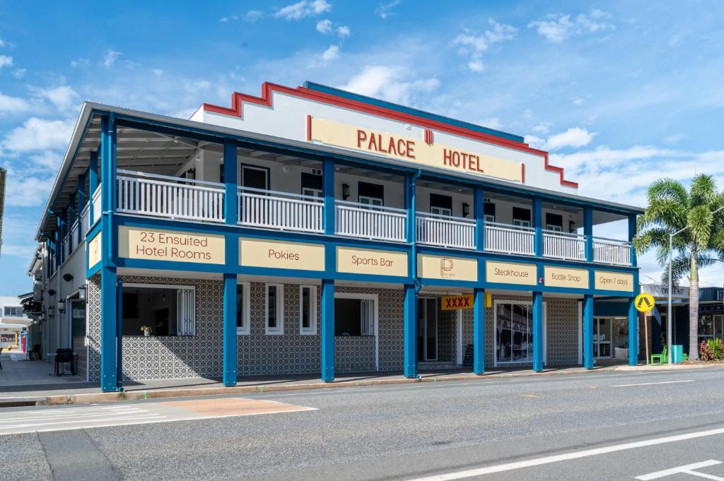 um edifício na esquina de uma rua em Palace Hotel Proserpine em Proserpine