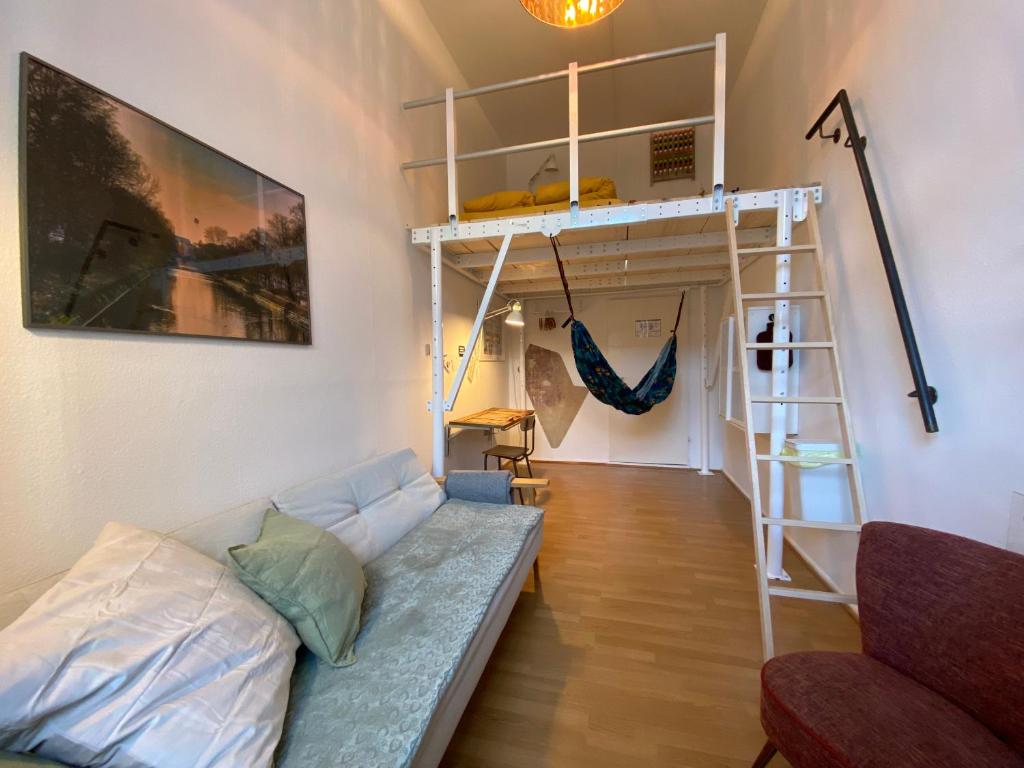 salon z kanapą i łóżkiem piętrowym w obiekcie Kiez Hostel Berlin w Berlinie