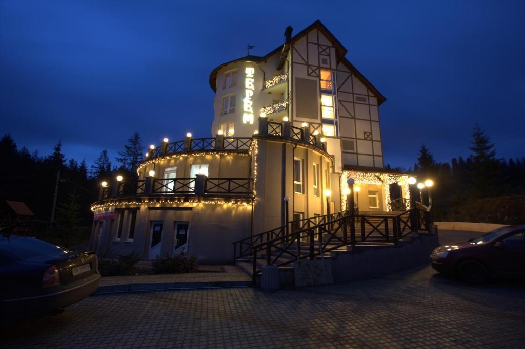 un gran edificio con luces encendidas por la noche en Terem, en Slavske