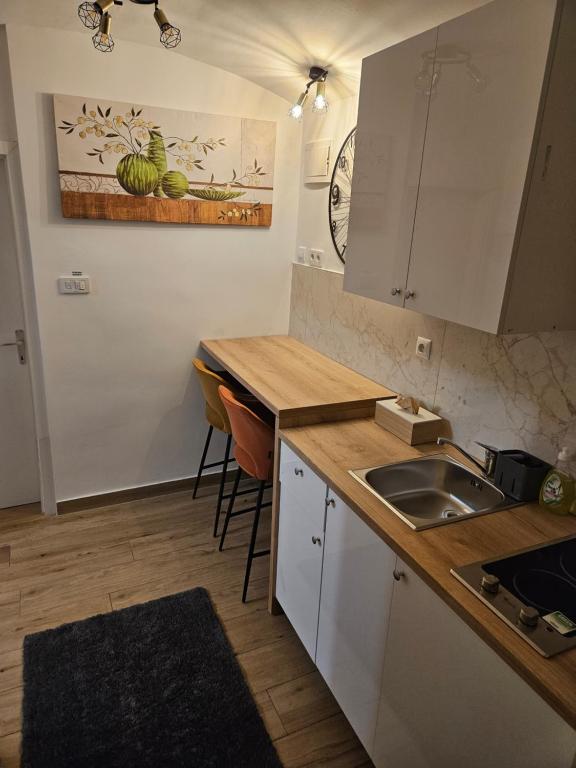 Ett kök eller pentry på Apartment Maja - Strict center of Zagreb