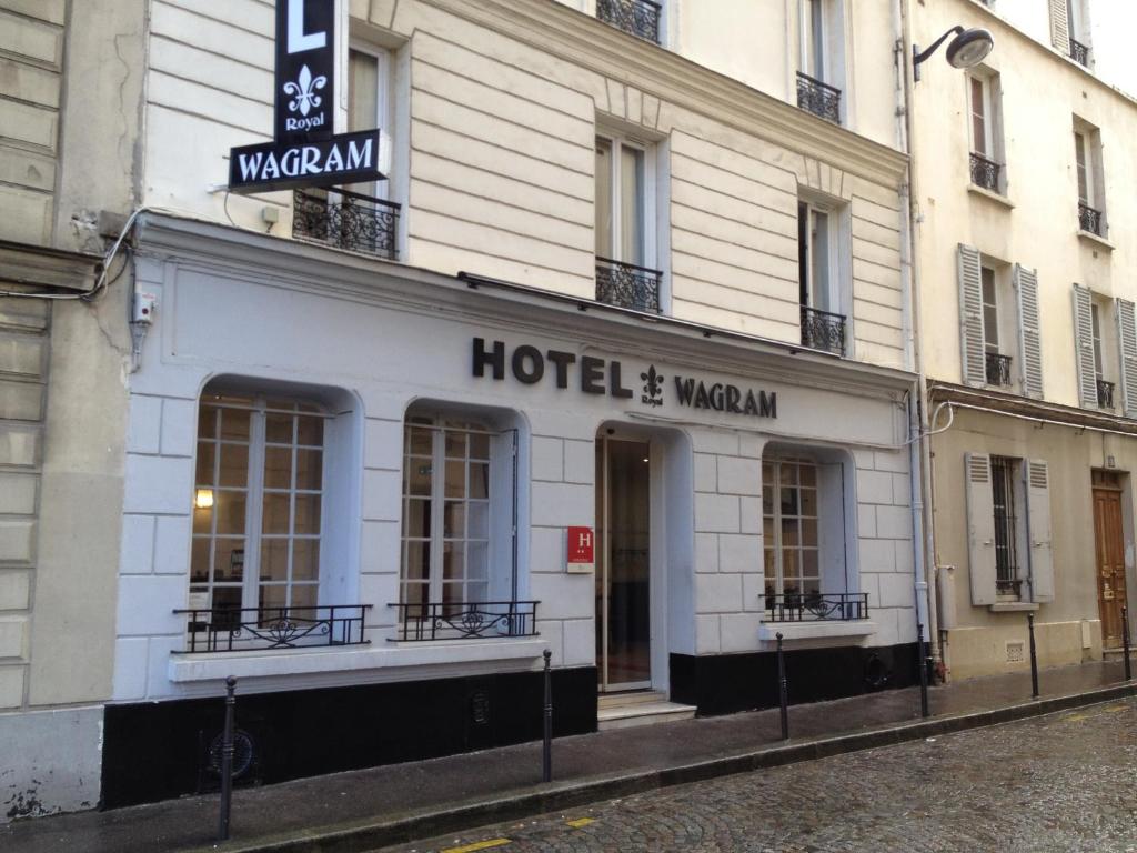 un hotel sul lato di un edificio di Royal Wagram a Parigi