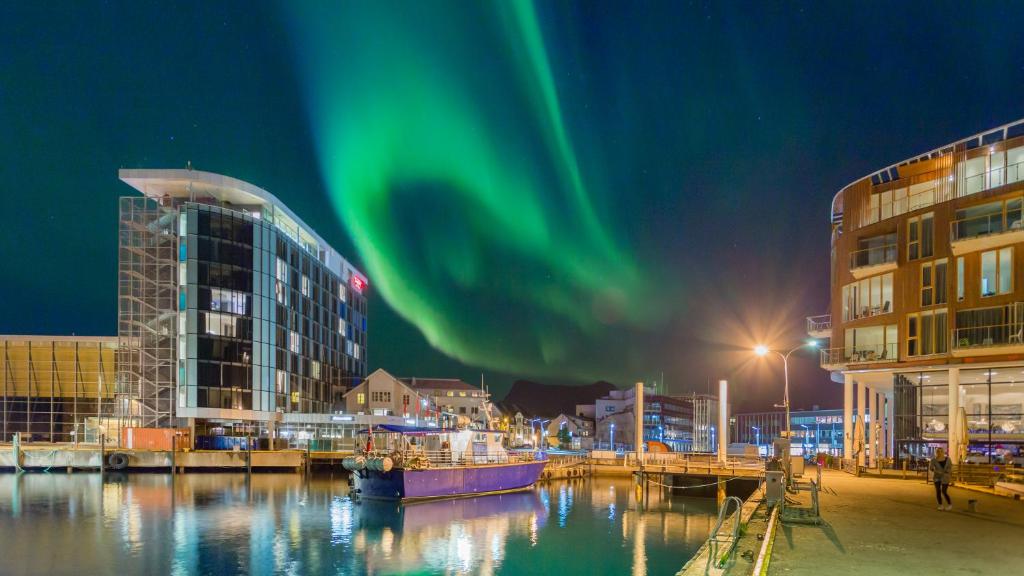 Uma visão geral de Svolvær ou uma vista da cidade tirada do hotel