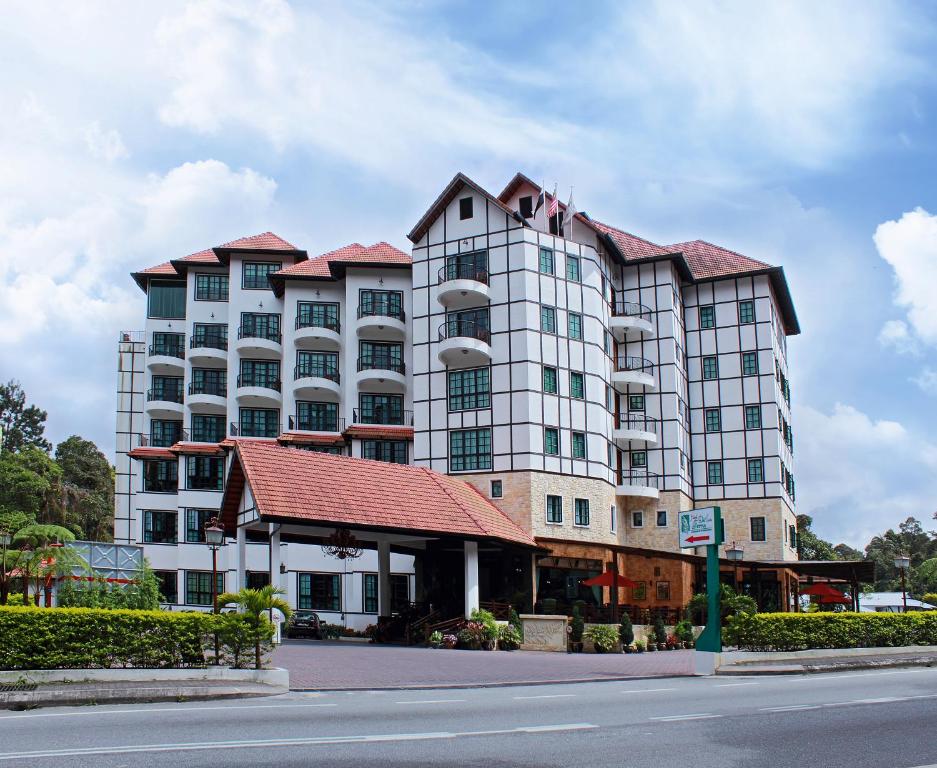 um grande edifício branco com um telhado vermelho em Hotel De' La Ferns, Cameron Highlands em Cameron Highlands