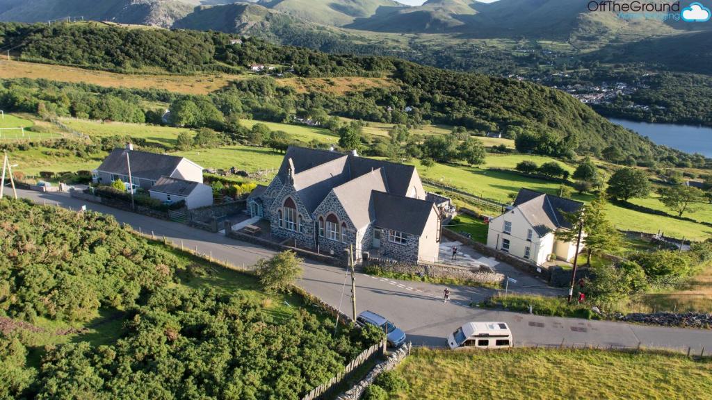 - une vue aérienne sur une grande maison sur une colline dans l'établissement Lodge Dinorwig, à Llanberis