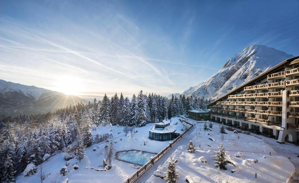 ein Hotel in den Bergen mit Schnee auf dem Boden in der Unterkunft Interalpen-Hotel Tyrol in Seefeld in Tirol