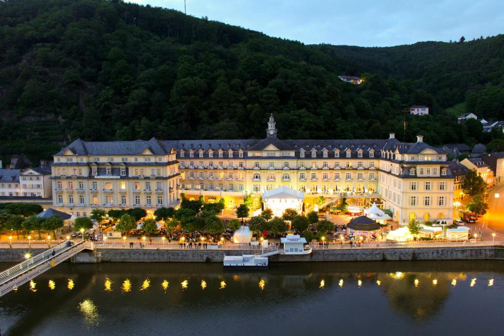 vista su un grande edificio accanto a un corpo d'acqua di Häcker's Hotel a Bad Ems