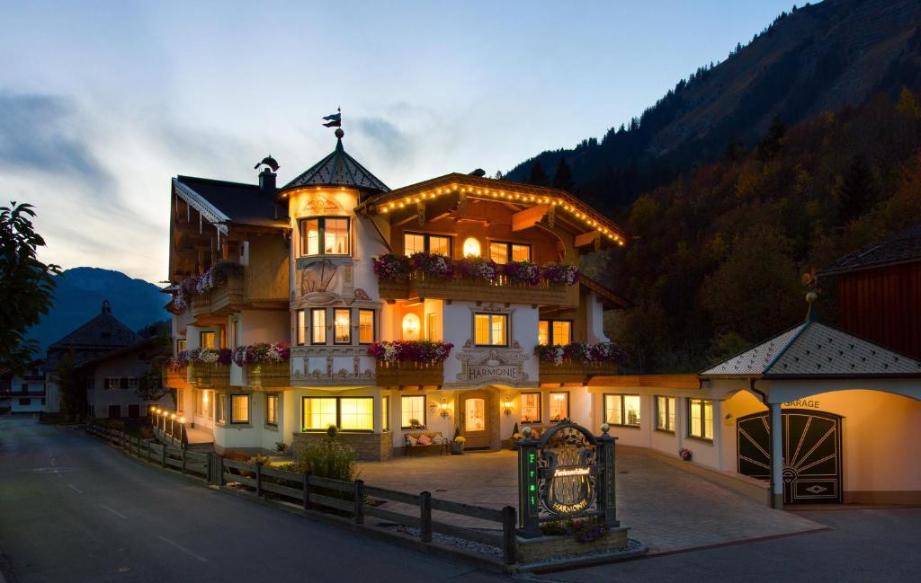 un gran edificio con luces encendidas por la noche en Ferienschlössl Harmonie, en Holzgau