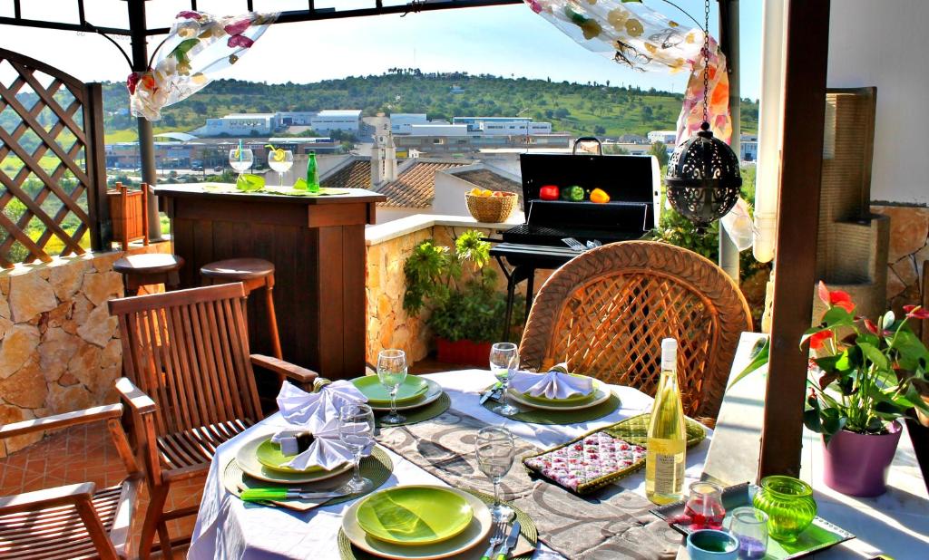 un tavolo con piatti di cibo su un balcone con pianoforte di Casa Encosta do Sol a Lagos