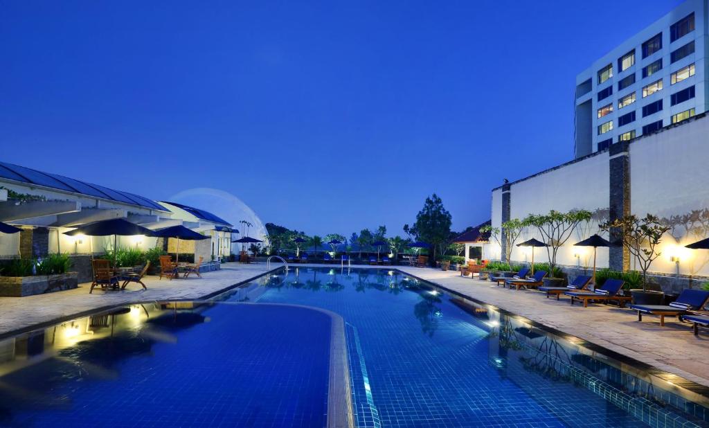 una piscina en un hotel por la noche en Aryaduta Bandung, en Bandung