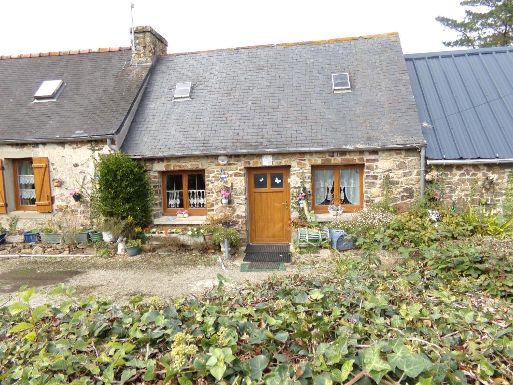 een klein stenen huis met een bruine deur bij Penty de l'Aber in Crozon