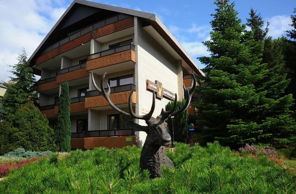 une statue d'une tête de cerf devant un bâtiment dans l'établissement Hotel Zum Goldenen Hirsch, à Bad Bevensen