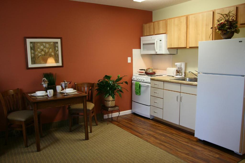 Dapur atau dapur kecil di Affordable Suites of America Fredericksburg