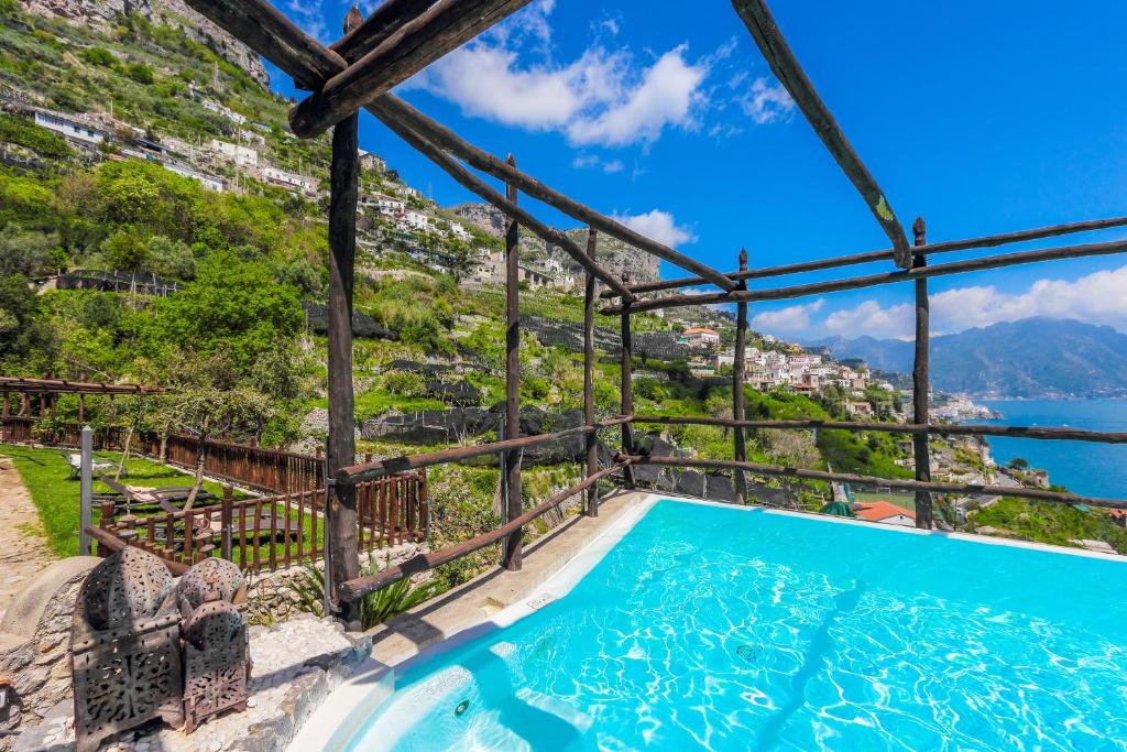 Villa con piscina y vistas en Villa Alba d'Oro, en Amalfi