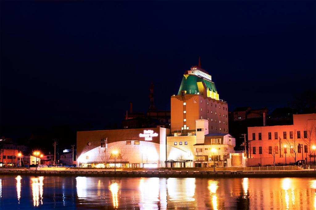 een gebouw met 's nachts een groene koepel bij Kushiro Century Castle Hotel in Kushiro