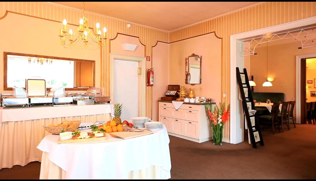 A kitchen or kitchenette at Hotel Royal