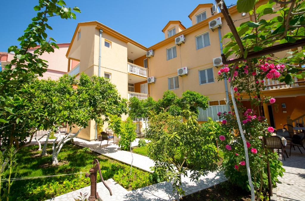 a view of the courtyard of a building at Apartments Dalila in Ulcinj