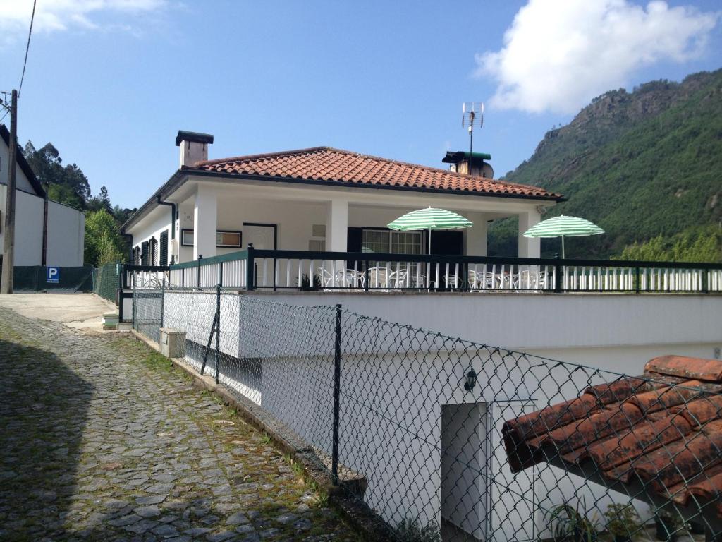 a house with umbrellas on top of it at Casa Lola Principe in Geres