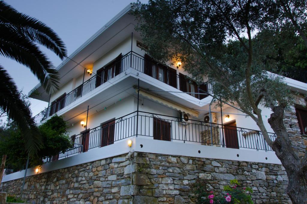 Casa blanca con pared de piedra en Villa Mitsa, en Kolios