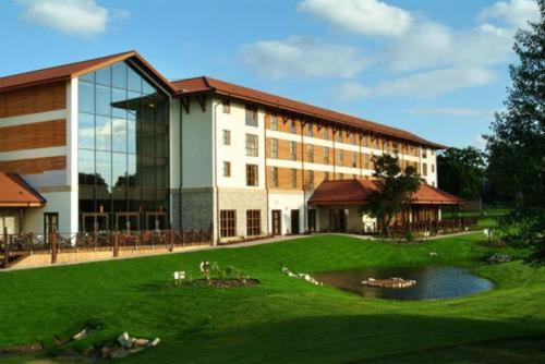 een groot gebouw met een vijver ervoor bij Chessington Hotel in Chessington