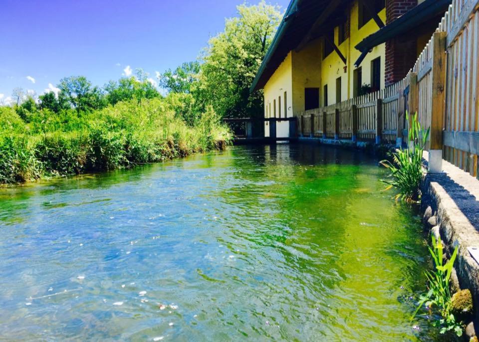 Pogleda na reko, ki teče blizu turistične kmetije