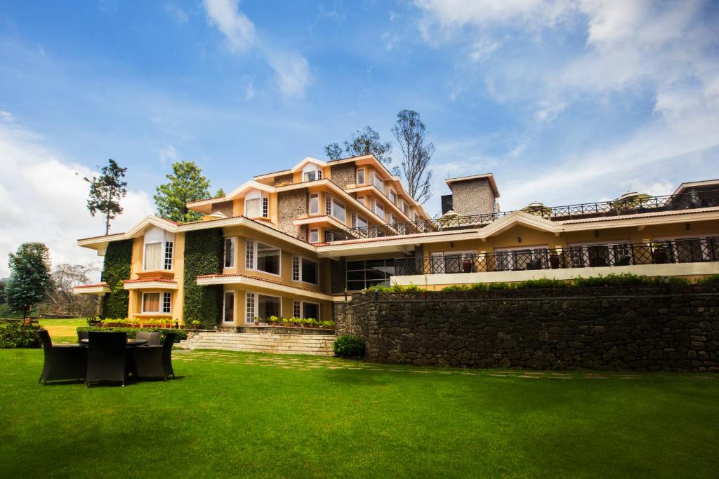 The Carlton Kodaikanal के बाहर एक बगीचा