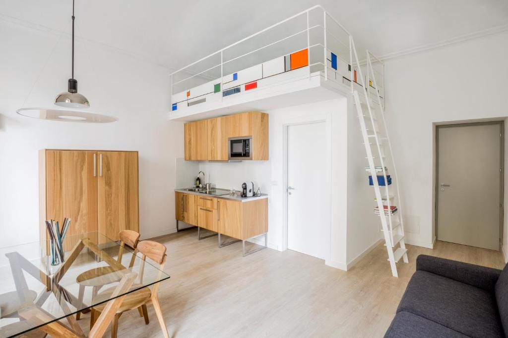 een woonkamer en een keuken met een hoogslaper bij TorinoToStay Apartments in Turijn