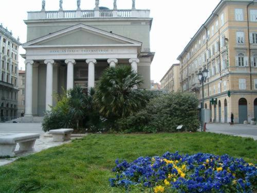 Un jardín fuera de Hotel Centrale