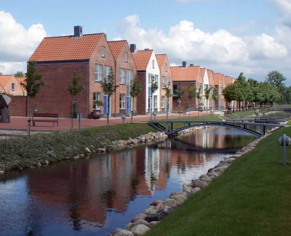 een rivier in een stad met een brug en gebouwen bij Ribe Byferie Resort in Ribe