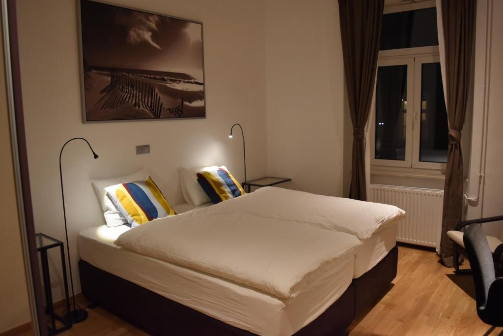 B&B Cool Centre Zagreb في زغرب: غرفة نوم بسرير ونافذة