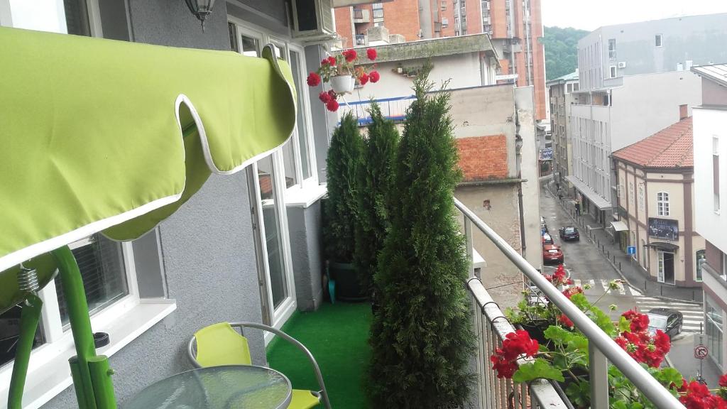 balcone con pavimento verde e pavimento verde di House Prljevic a Užice