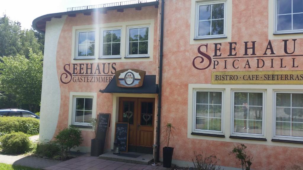 un edificio con un cartel en la parte delantera en Hotel am Untreusee, en Hof