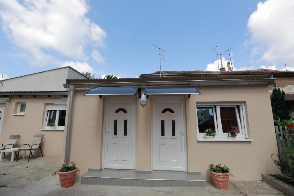 una casa indipendente con garage con solarium di Rooms Butković a Zagabria