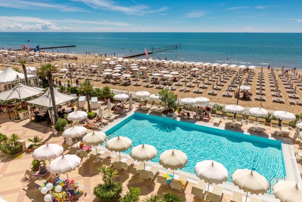 una vista aérea de una playa con piscina y sombrillas en Luxor e Cairo The Beach Resort, en Lido di Jesolo