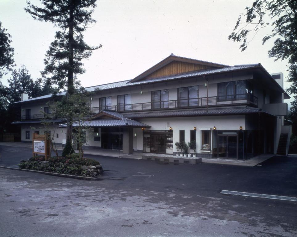 un edificio con un estacionamiento delante de él en Hotel Seikoen, en Nikko