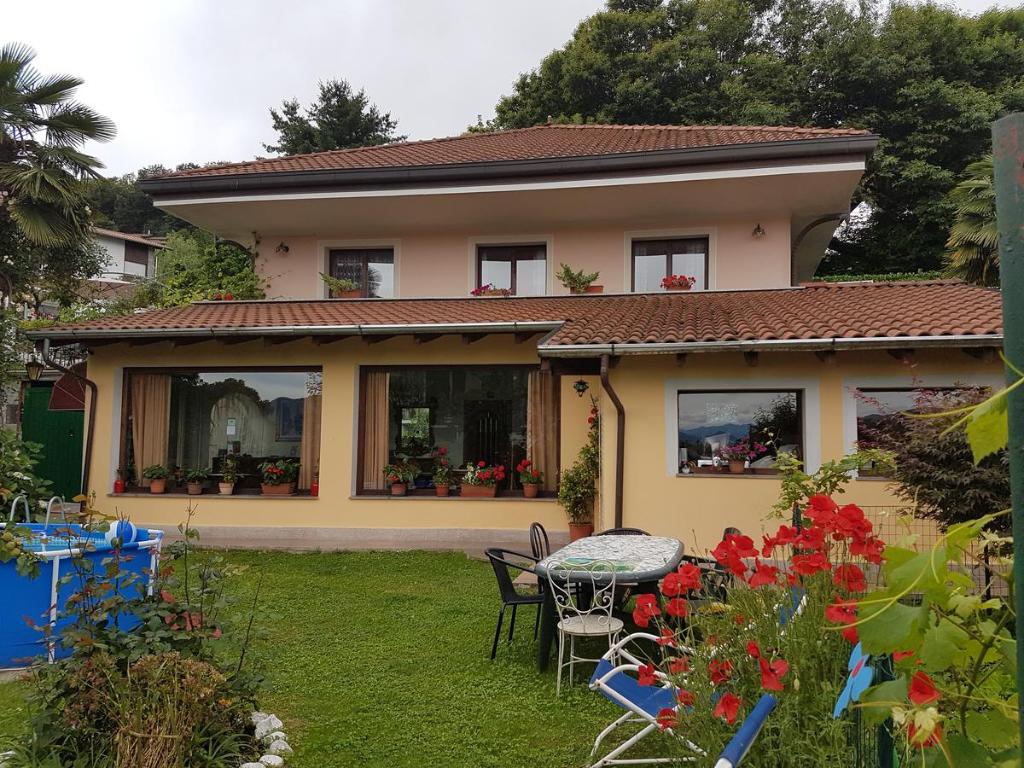 una casa con mesa y sillas en un patio en B&B Madonna della Neve, en Stresa