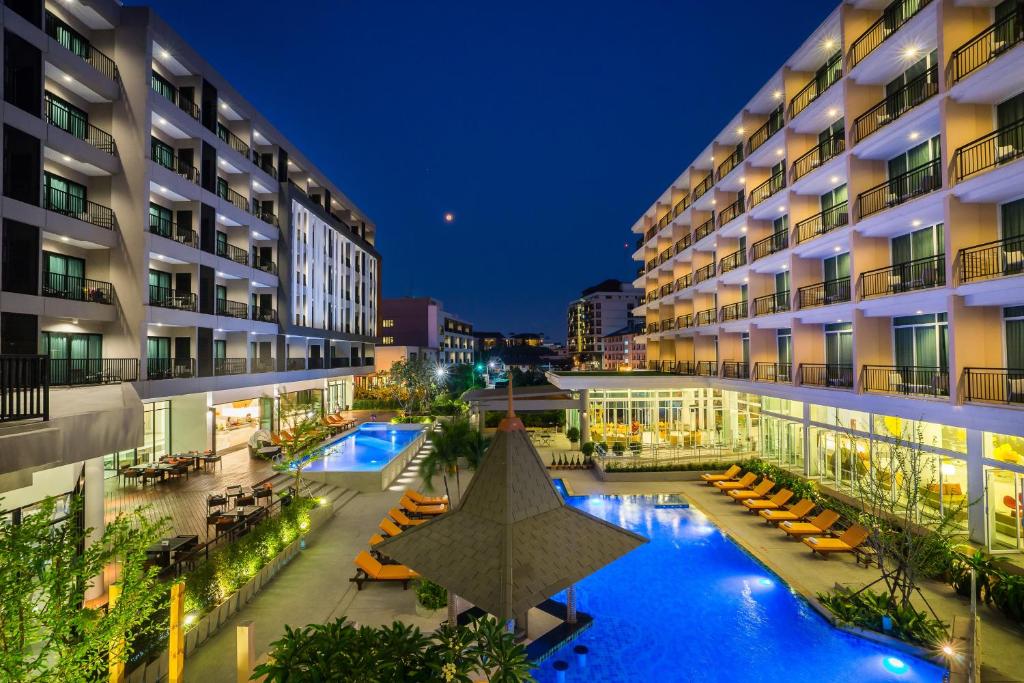 The swimming pool at or close to Hotel J Pattaya