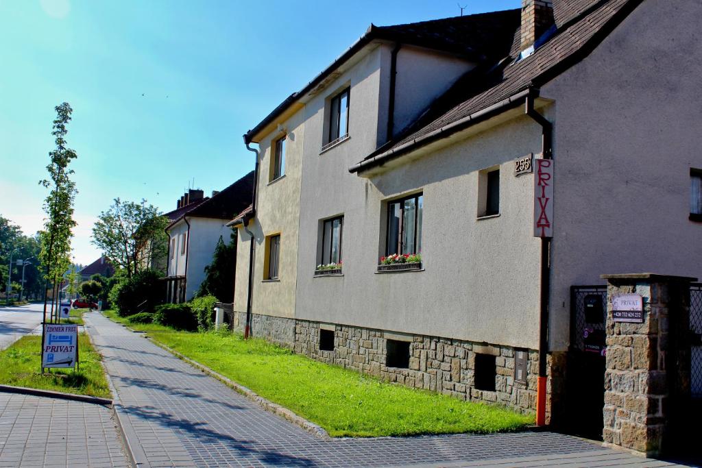 un bâtiment situé sur le côté d'une rue dans l'établissement Apartment Telč Hradecka, à Telč