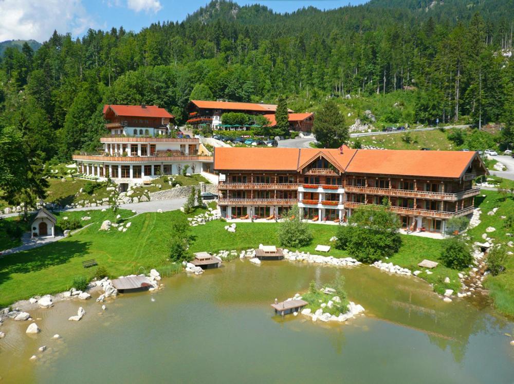 - une vue aérienne sur un complexe avec un lac dans l'établissement Feuriger Tatzlwurm, à Oberaudorf