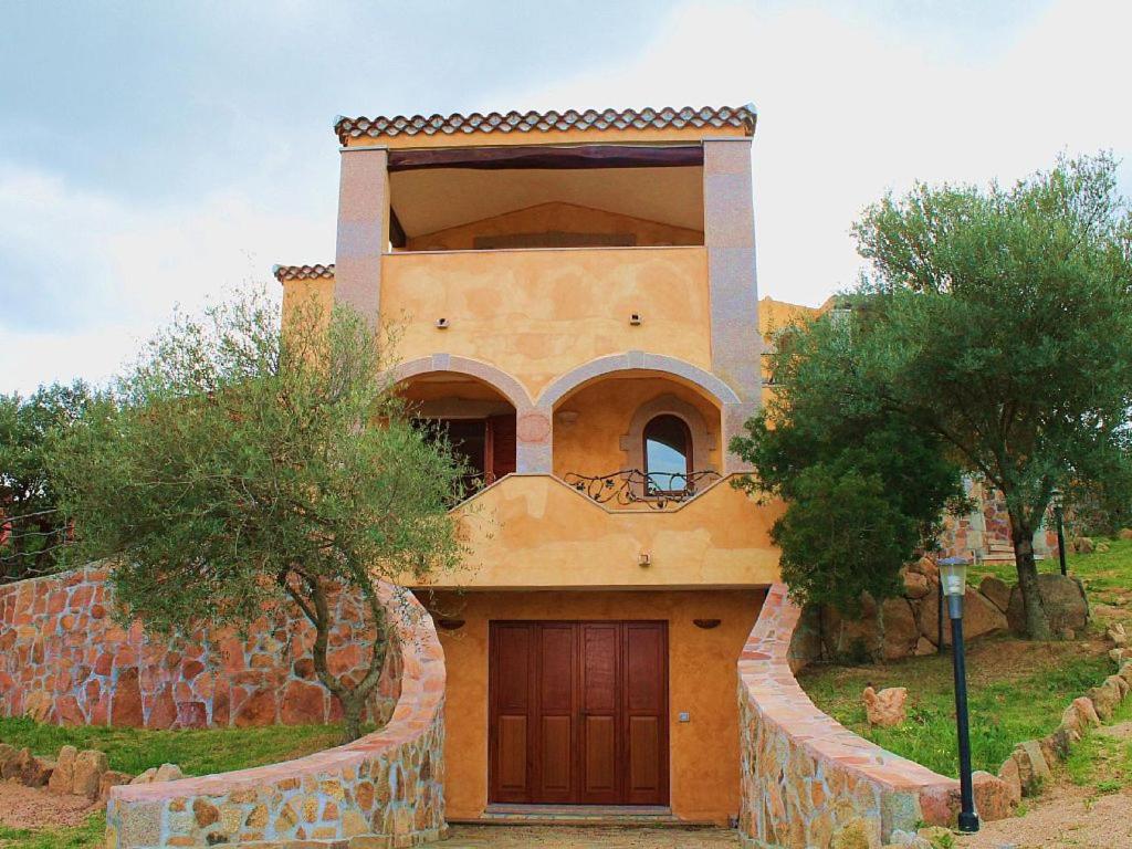 ein großes Haus mit einer Tür davor in der Unterkunft Case Vacanze Villa Rosita in San Teodoro