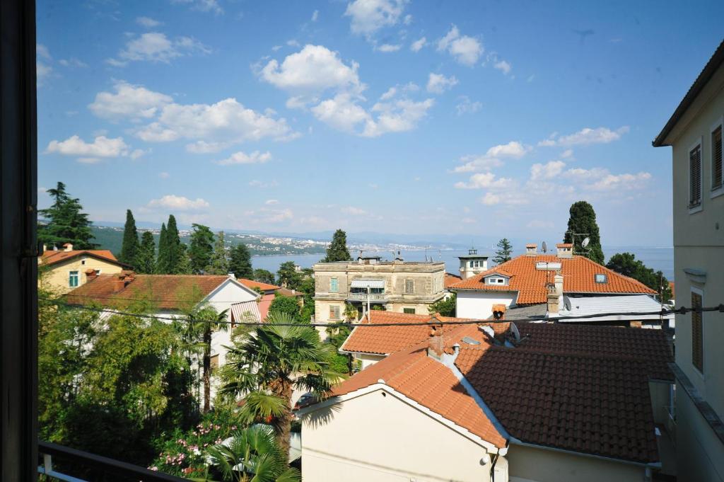 - une vue sur une ville avec des bâtiments et des arbres dans l'établissement Rooms Novaković, à Opatija