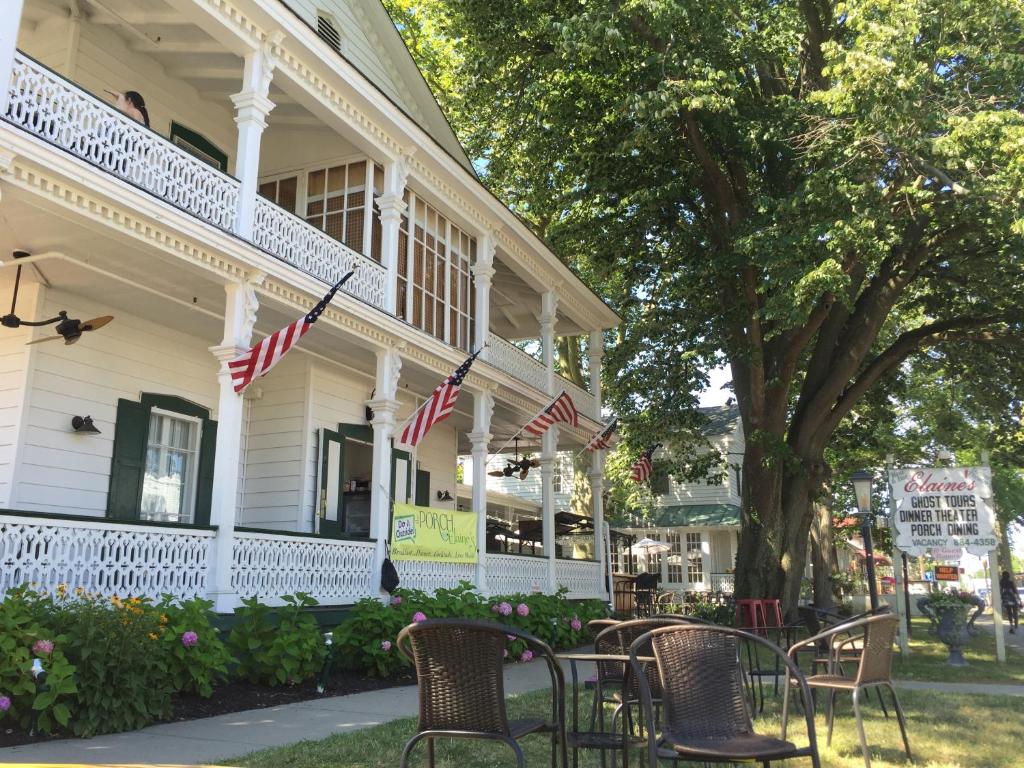 een groep stoelen voor een gebouw bij Elaine's Cape May Boutique Hotel in Cape May