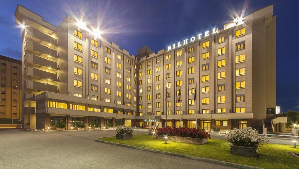 een groot gebouw met lichten erop bij NilHotel Florence in Florence