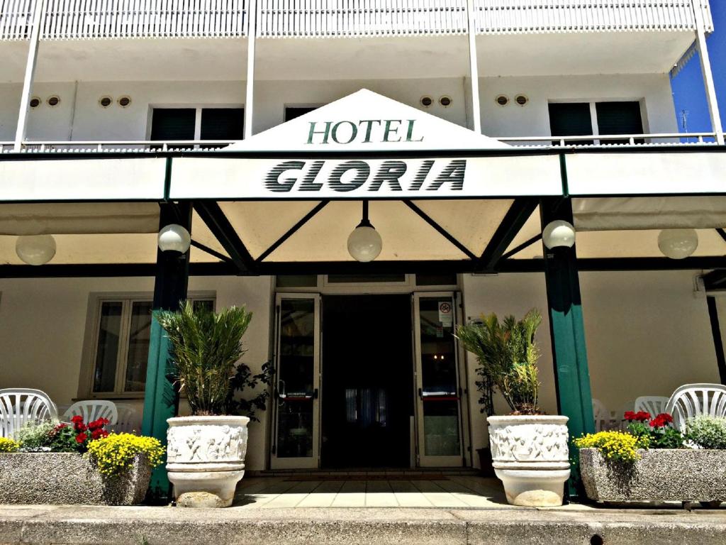 Muka bangunan atau pintu masuk Hotel Gloria