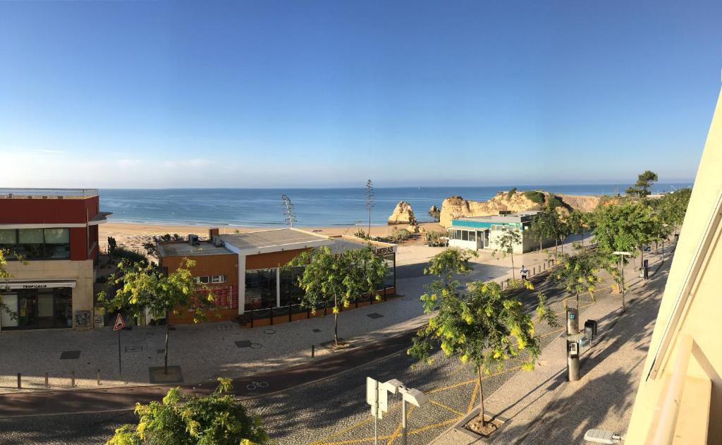 uma vista para uma cidade com o oceano ao fundo em Portugal Algarve Beach Apartment em Portimão